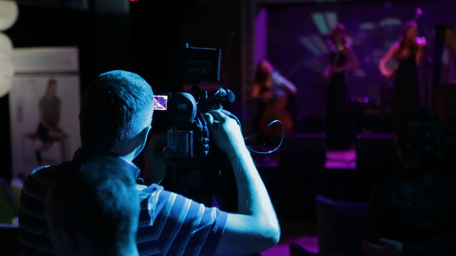 10703034_MotionElements_the cameraman-shoots-a-concert-on-the-camera-0070